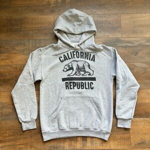 California Republic Women’s Size Small Grey Black Bear Graphic Hooded Sweatshirt